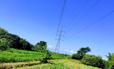 słup energetyczny stojący na polach