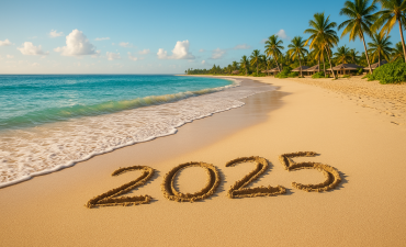 plaża, wakacje, na piasku napis 2025