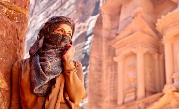 kobieta z zasłoniętą twarzą na tle doliny królów