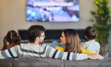 Ojciec z synem grają na konsoli