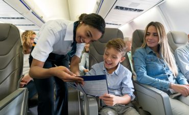 pasażerowie w samolocie, stewardessa, lot