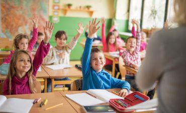 dzieci w klasie na lekcji