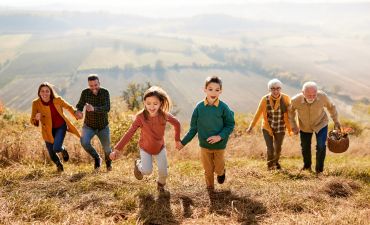 Rodzina biegnąca po wzniesieniu