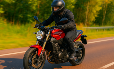 Motocyklista na motocyklu typu naked