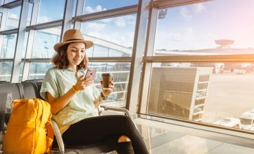 kobieta czekająca na samolot