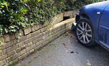 samochód uderzający w ogrodzenie domu