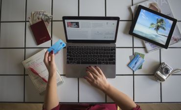 laptop i tablet, przygotowania do zakupu wycieczki