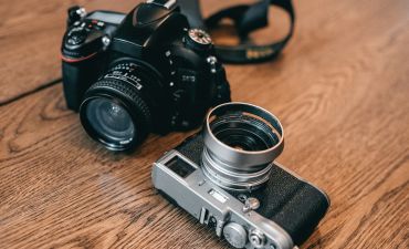 Dwa aparaty fotograficzne na stole