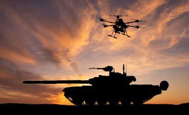 czołg i dron na tle nieba