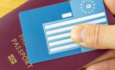 Europejska Karta Ubezpieczenia Zdrowotnego (EKUZ) w dłoni kobiety