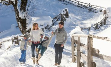 rodzina na feriach zimowych, w tle śnieżny krajobraz