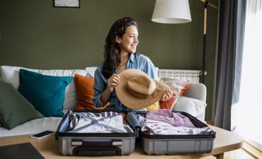 kobieta pakująca walizkę