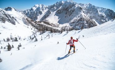 narciarz we włoskich Dolomitach
