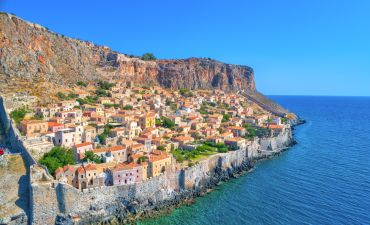 Widok z lotu ptaka na stare miasto Monemwazja w Lakonii na Peloponezie w Grecji