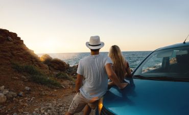 para jadąca samochodem na wakacje, nad brzegiem morza,, w tle woda, plaża i skały