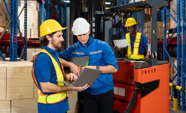 Pracownicy w magazynie