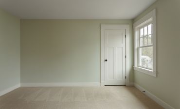 pusty pokój z drzwiami