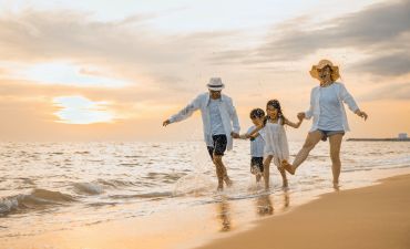 Rodzina na plaży o zachodzie słońca