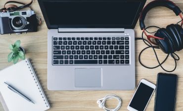 laptop i akcesoria na biurku