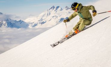 Narciarz z widokiem na góry