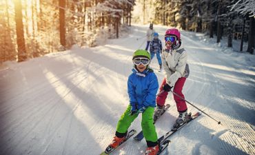 Dzieci na nartach w lesie