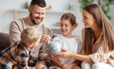 Rodzina z skarbonką