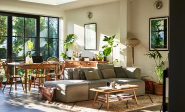 Przytulny salon z roślinami