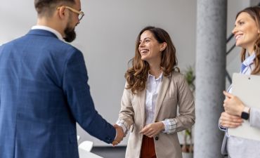 Uściski dłoni w biurze