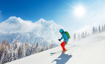 Narciarz na stoku górskim