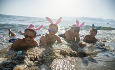 Dzieci w wodzie na plaży