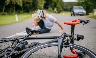 Wypadek rowerowy na drodze