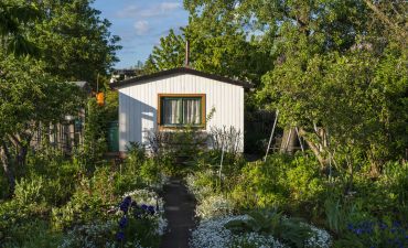 Biały domek w ogrodzie