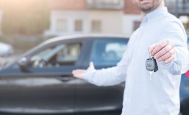 Mężczyzna kupuje samochód używany