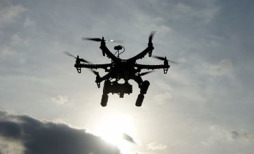 Dron na tle słońca