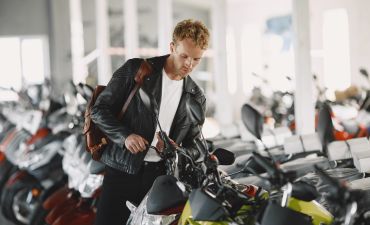 Mężczyzna ogląda motocykl do umowy leasingu