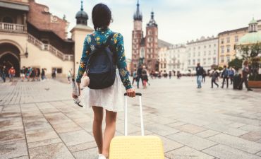 Turystka z walizką na rynku
