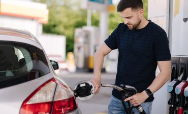 Mężczyzna tankuje samochód