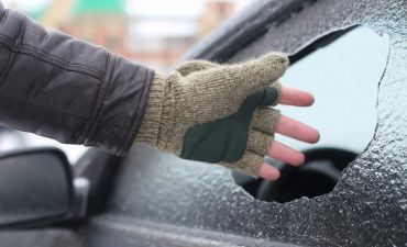 włamanie do samochodu i kradzież