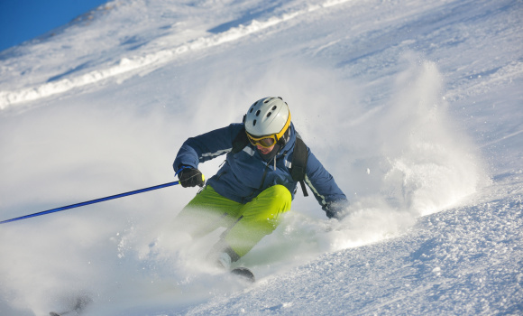 Ile powinno kosztować ubezpieczenie narciarskie? [Analiza]