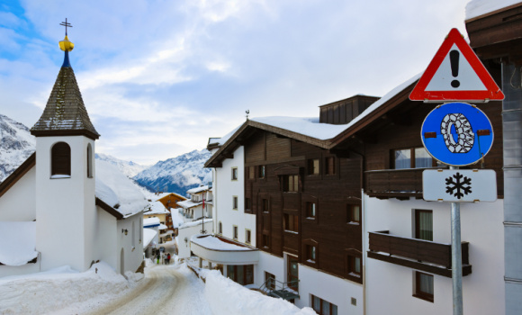 Jak dojechać na narty do Austrii? Trasa, ceny paliwa i winiet, wyposażenie samochodu
