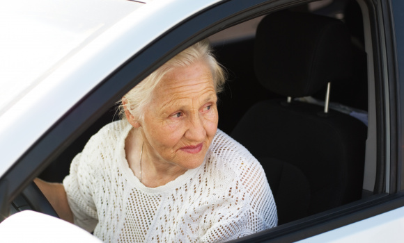 Czy seniorzy powinni zdawać egzamin na prawo jazdy jeszcze raz?