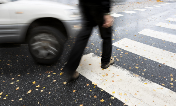 Wypadki na przejściach dla pieszych - kiedy jest ich najwięcej?