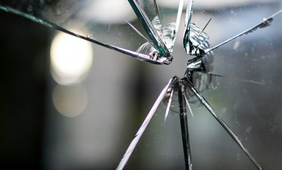 Ubezpieczenie przedmiotów szklanych w domu i mieszkaniu - co chroni polisa, a czego nie?
