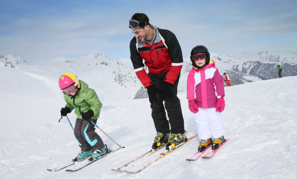 Ferie na nartach - jak mądrze zaplanować wydatki i zapewnić bezpieczeństwo na stoku? - raport