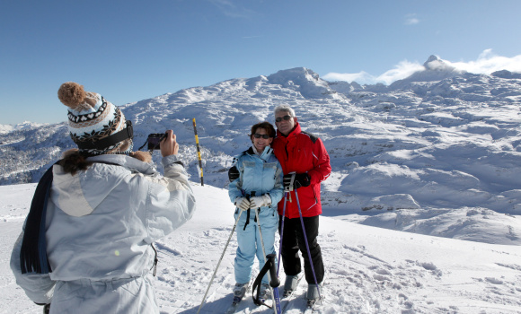 Młodzi narciarze wybierali Czechy, a starsi Austrię – narciarskie trendy minionego sezonu