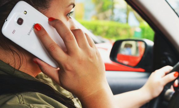 Co grozi kierowcy za rozmowę przez telefon podczas jazdy samochodem?