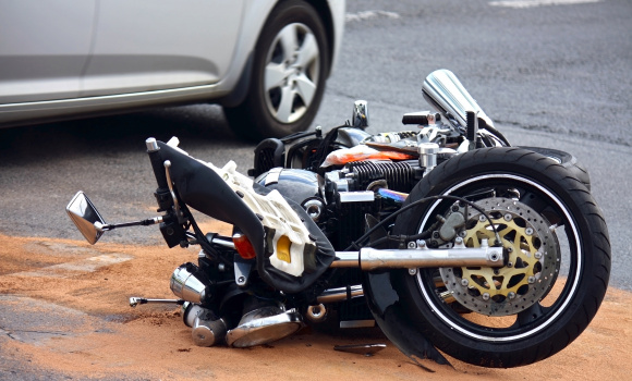 Śmiertelność motocyklistów na drodze jest prawie 6-krotnie wyższa niż wśród kierowców i pasażerów osobówek