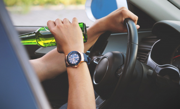 W wakacje kierowcy chętniej sięgają po alkohol