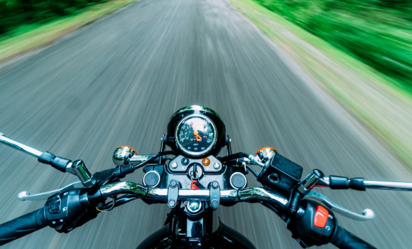 Jakie jest obowiązkowe wyposażenie motocykla i motocyklisty 2023?
