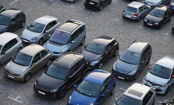 Ile kosztuje parkowanie w polskich miastach?